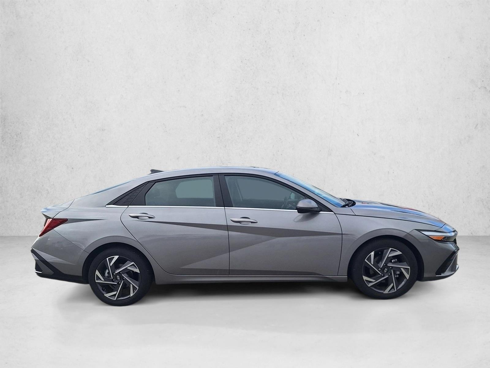 2025 Hyundai Elantra Limited photo 4