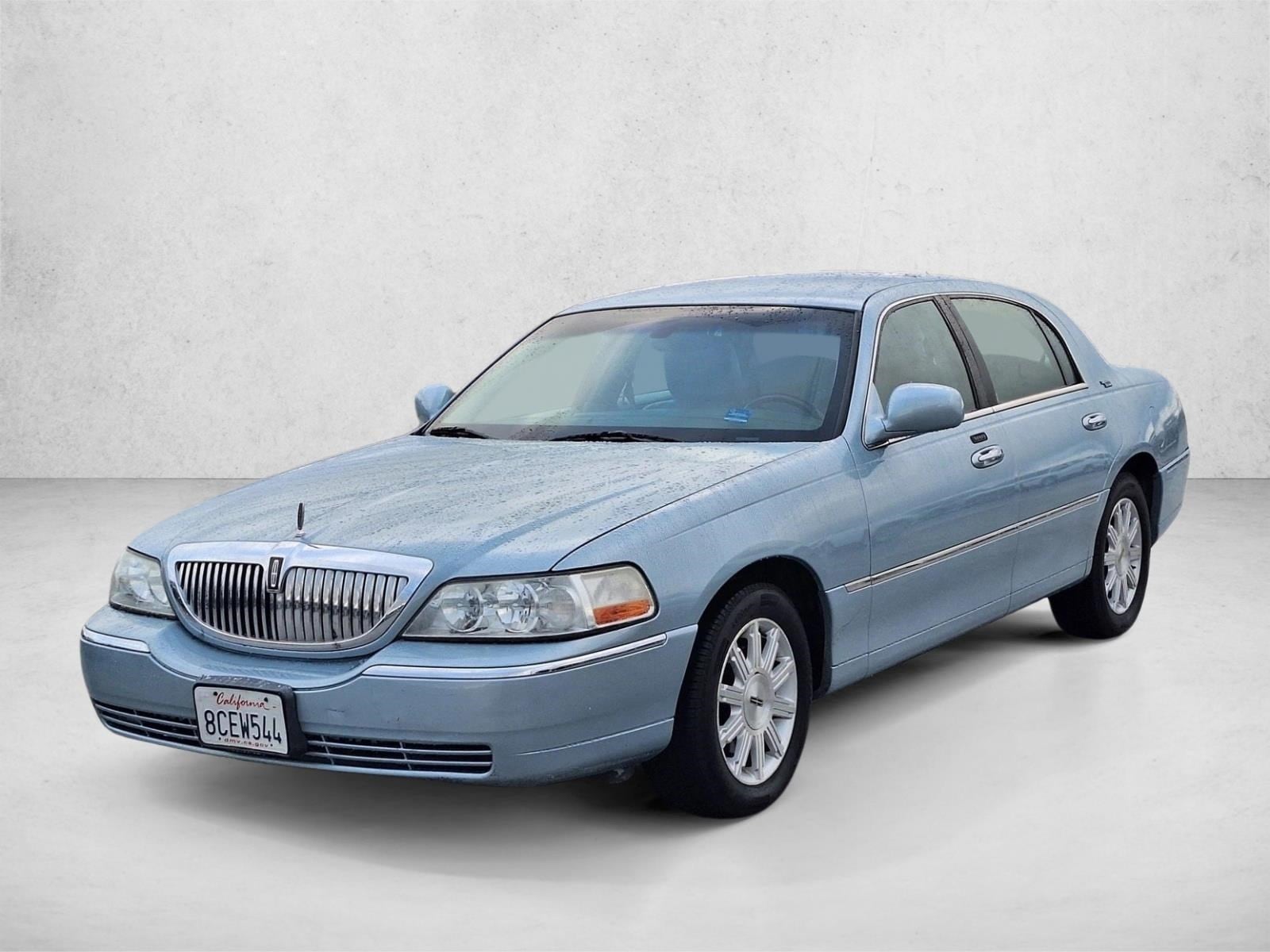 2011 Lincoln Town Car Signature Limited's photo