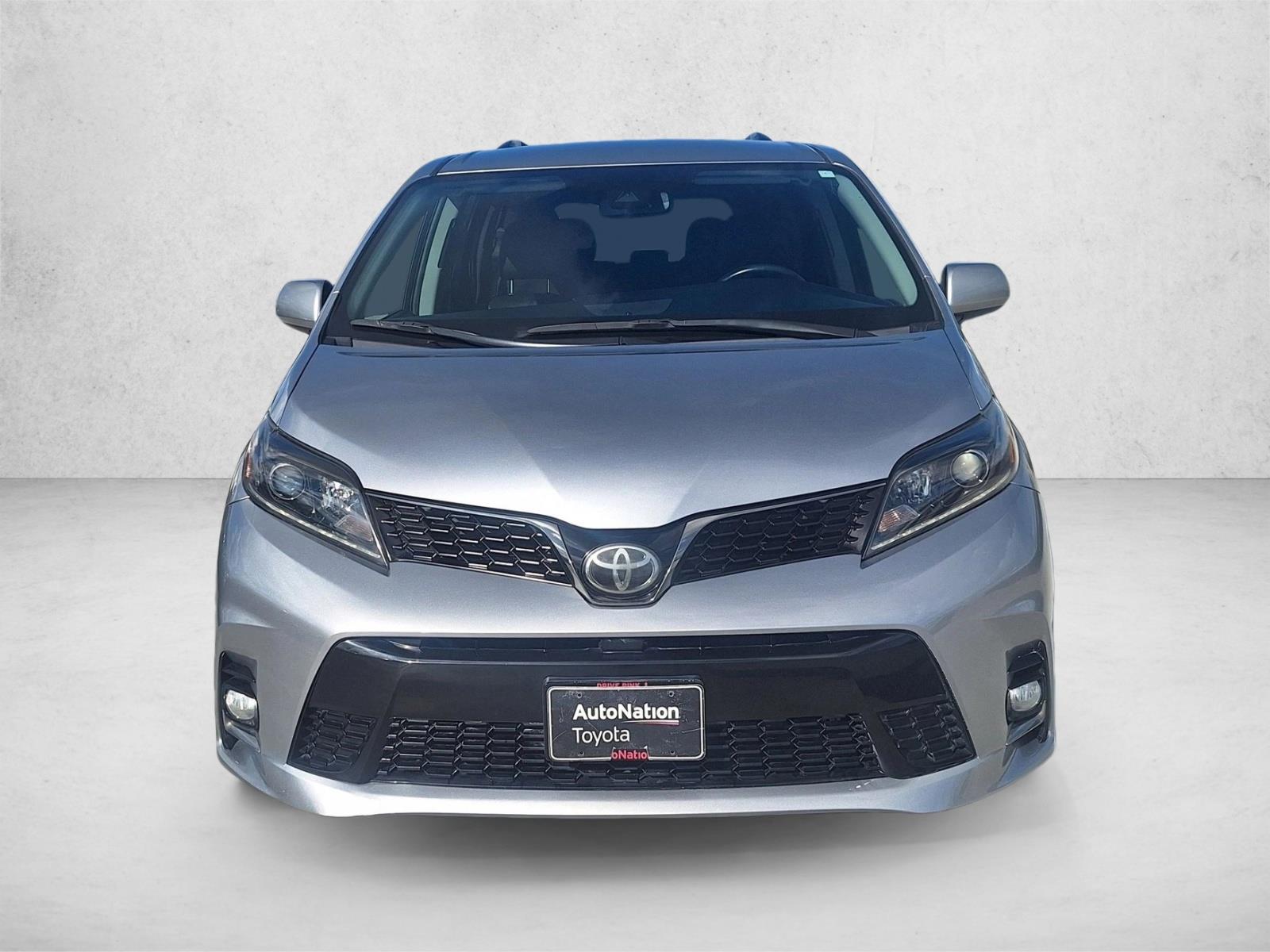 2018 Toyota Sienna SE Premium photo 2