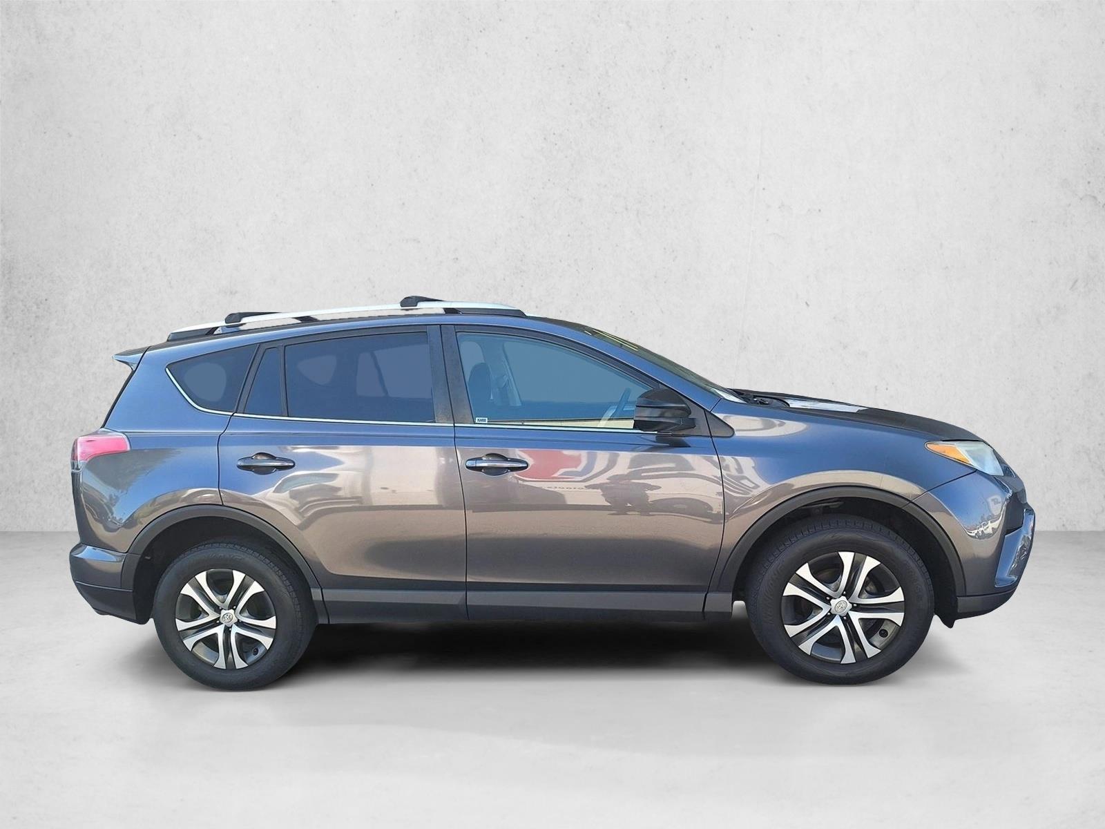 2016 Toyota RAV4 LE photo 4