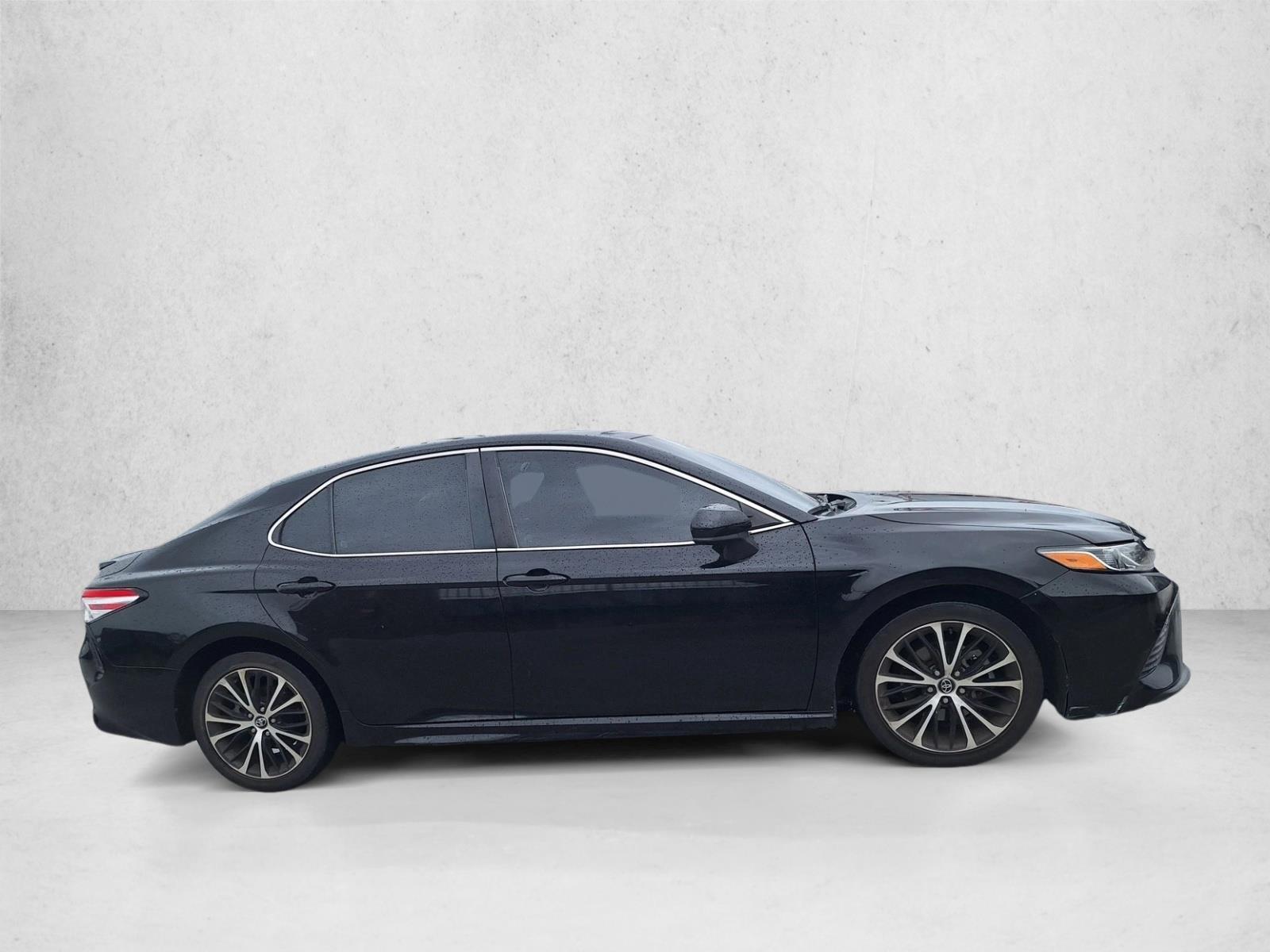 2020 Toyota Camry SE photo 3