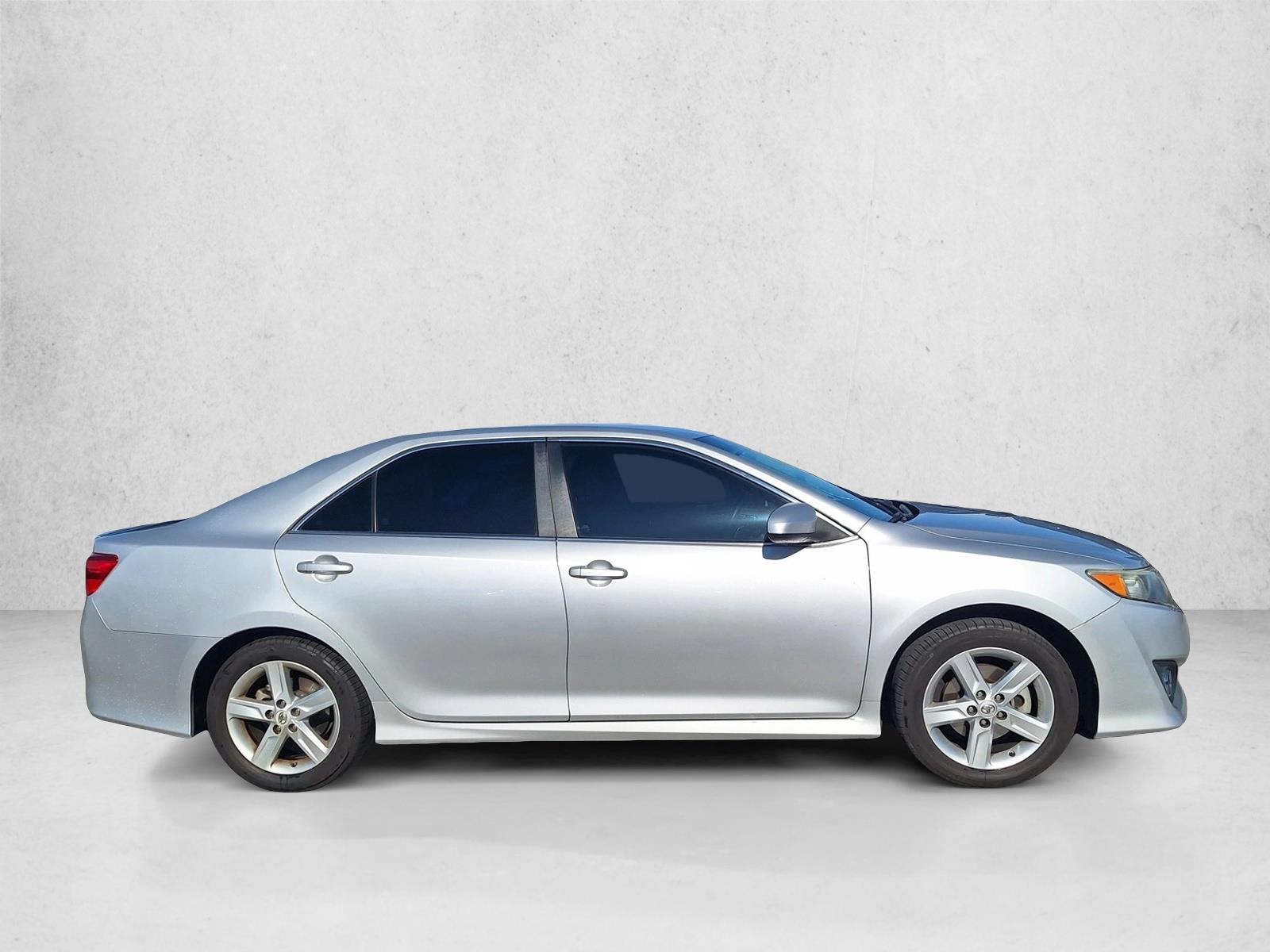 2014 Toyota Camry SE photo 2