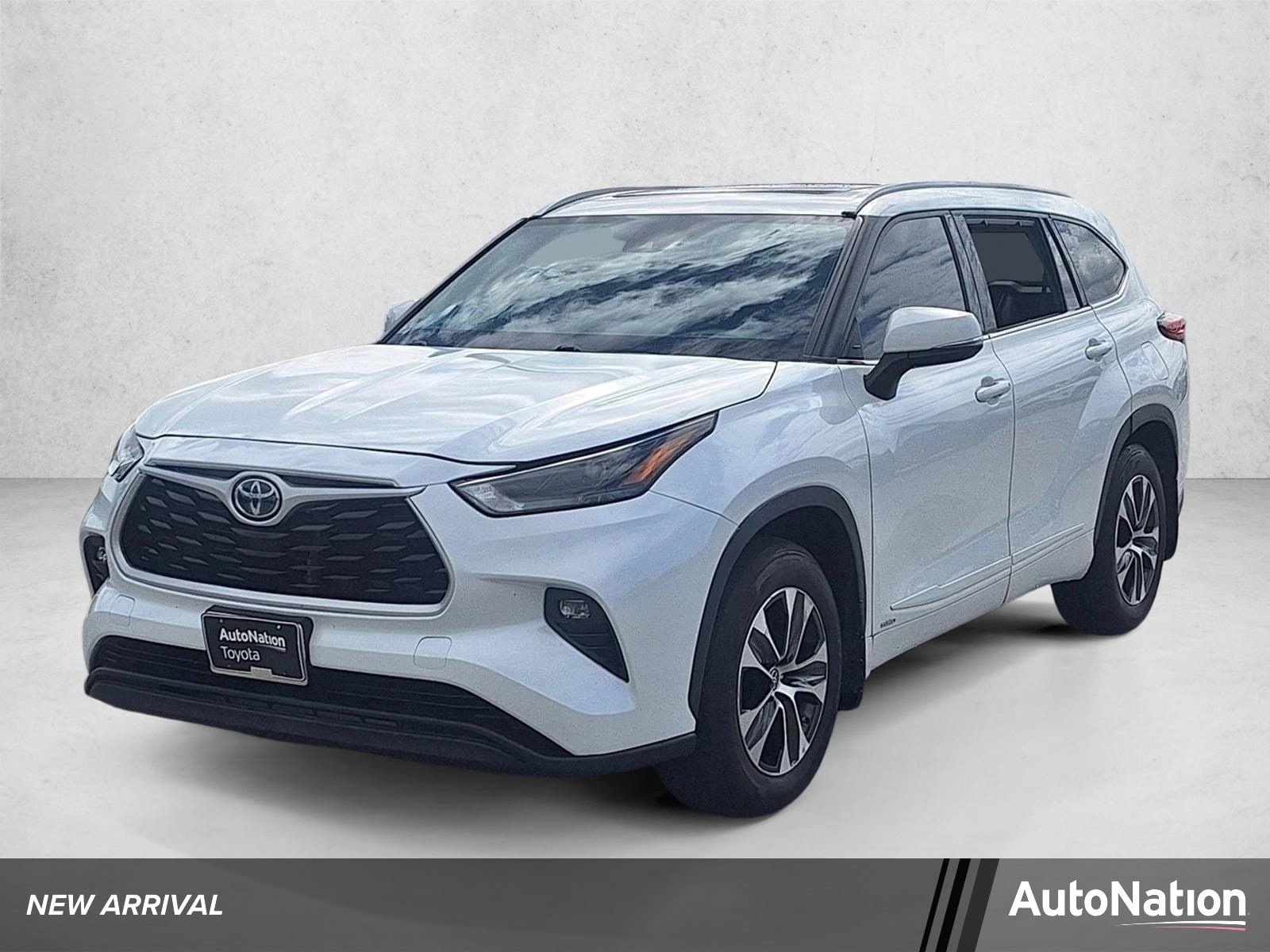2022 Toyota Highlander XLE Hybrid 4x4's photo