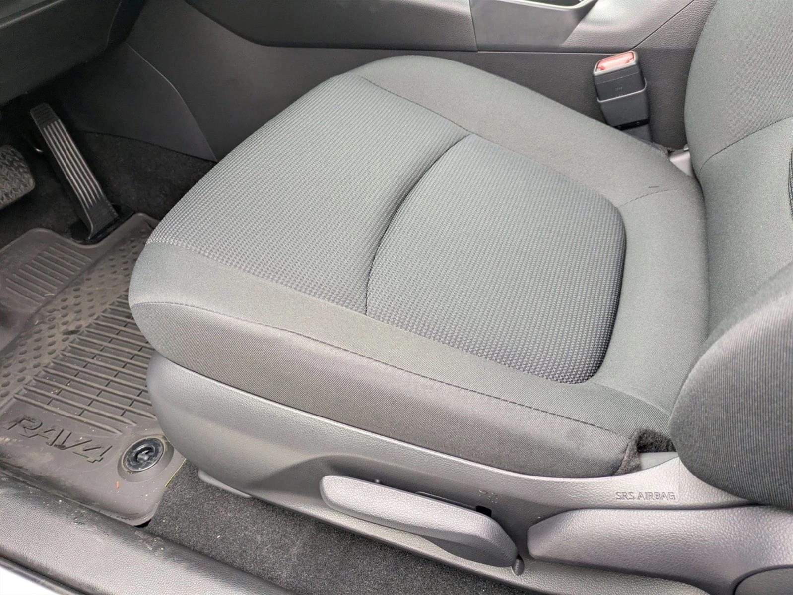 2025 Toyota RAV4 Hybrid LE photo 4