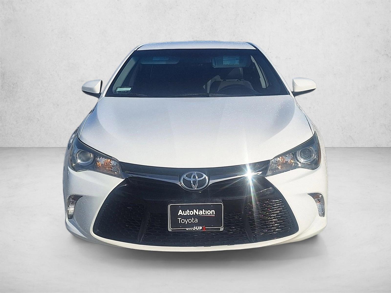 2017 Toyota Camry SE photo 2