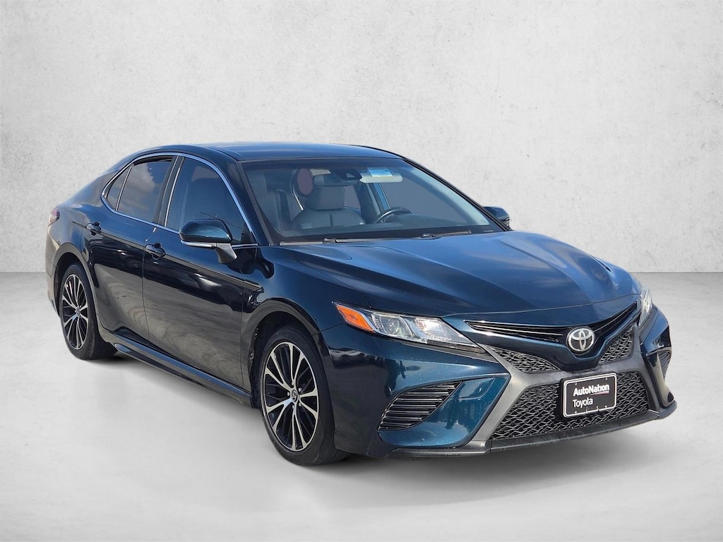 Used 2018 Toyota Camry SE Sedan