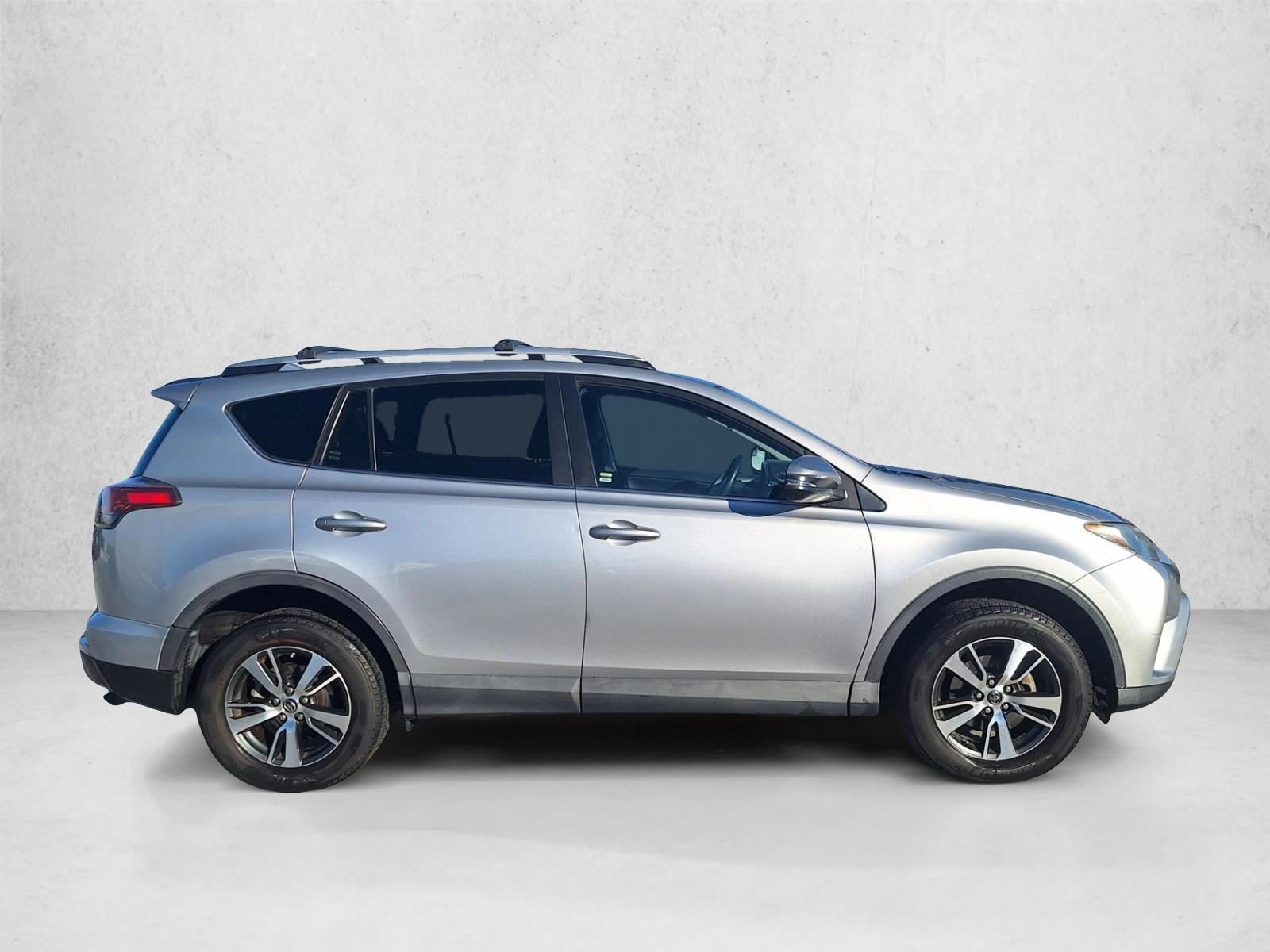 2016 Toyota RAV4 XLE photo 4