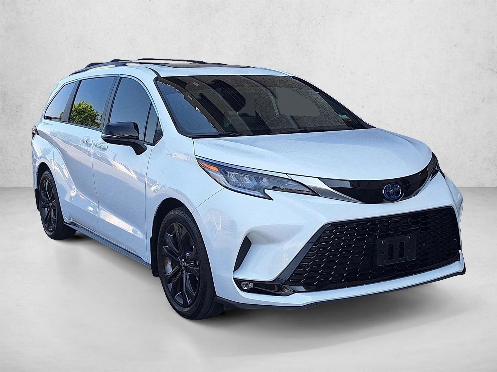 2024 Toyota Sienna XSE 7 Passenger photo 3