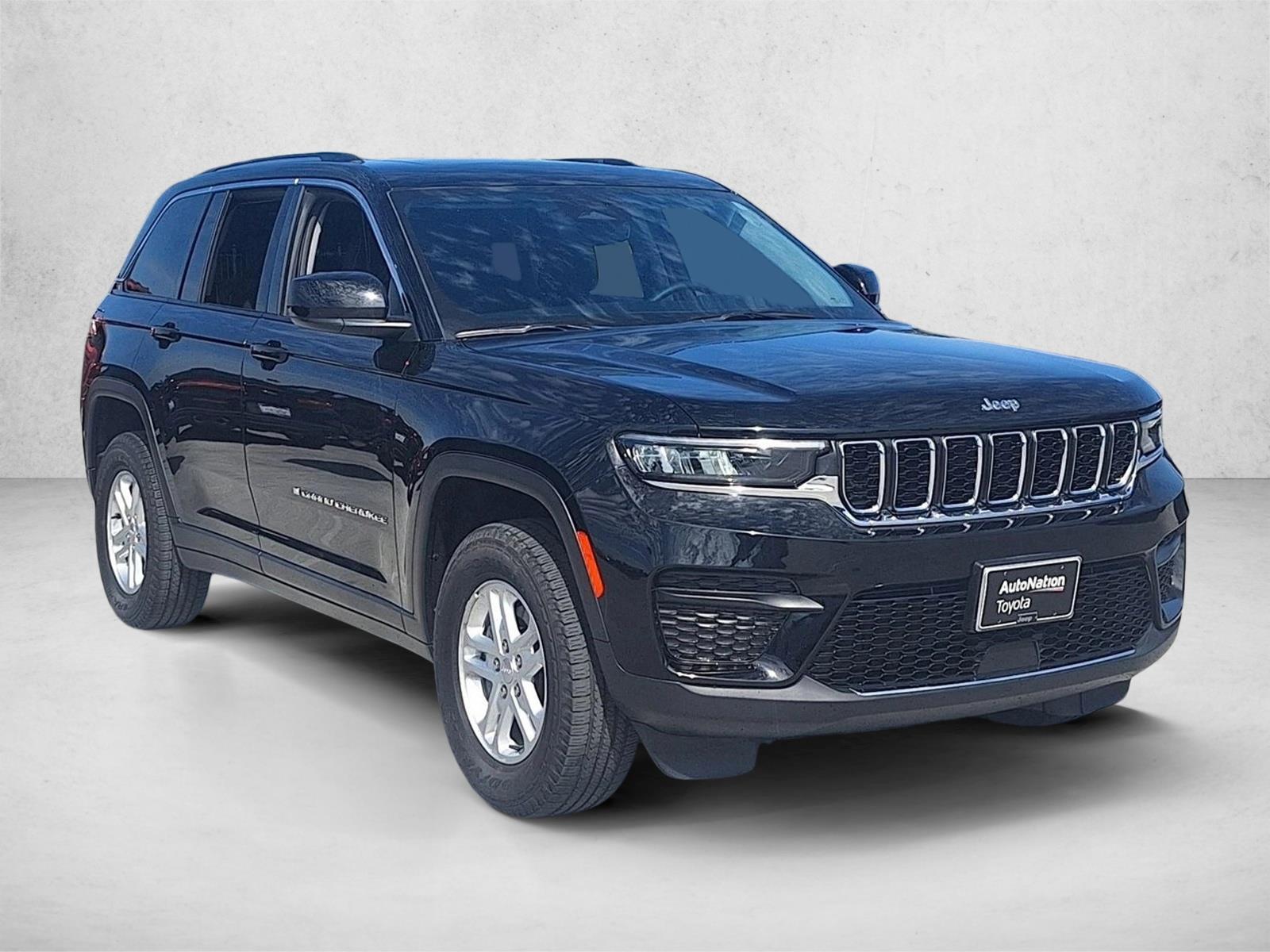 2023 Jeep Grand Cherokee Laredo photo 3