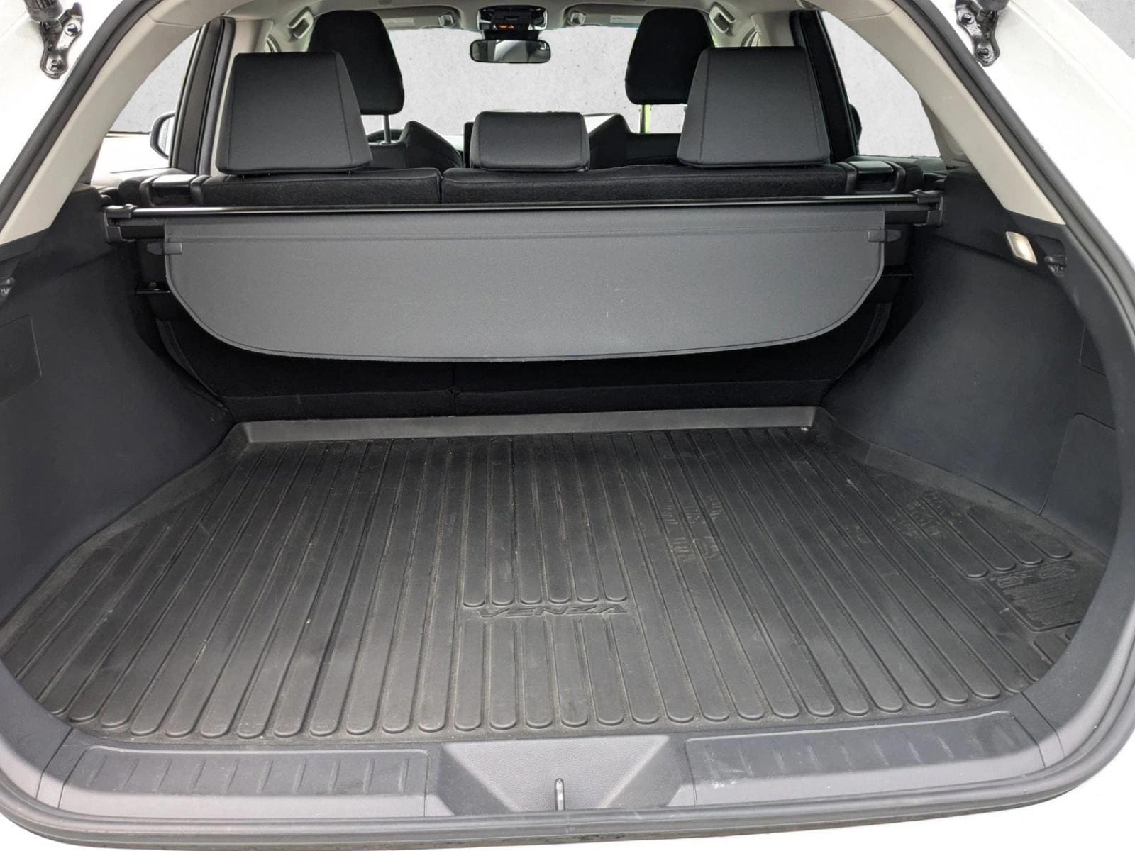 2023 Toyota Venza LE photo 6