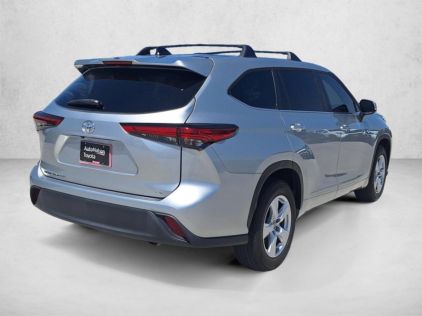 2023 Toyota Highlander LE photo 5