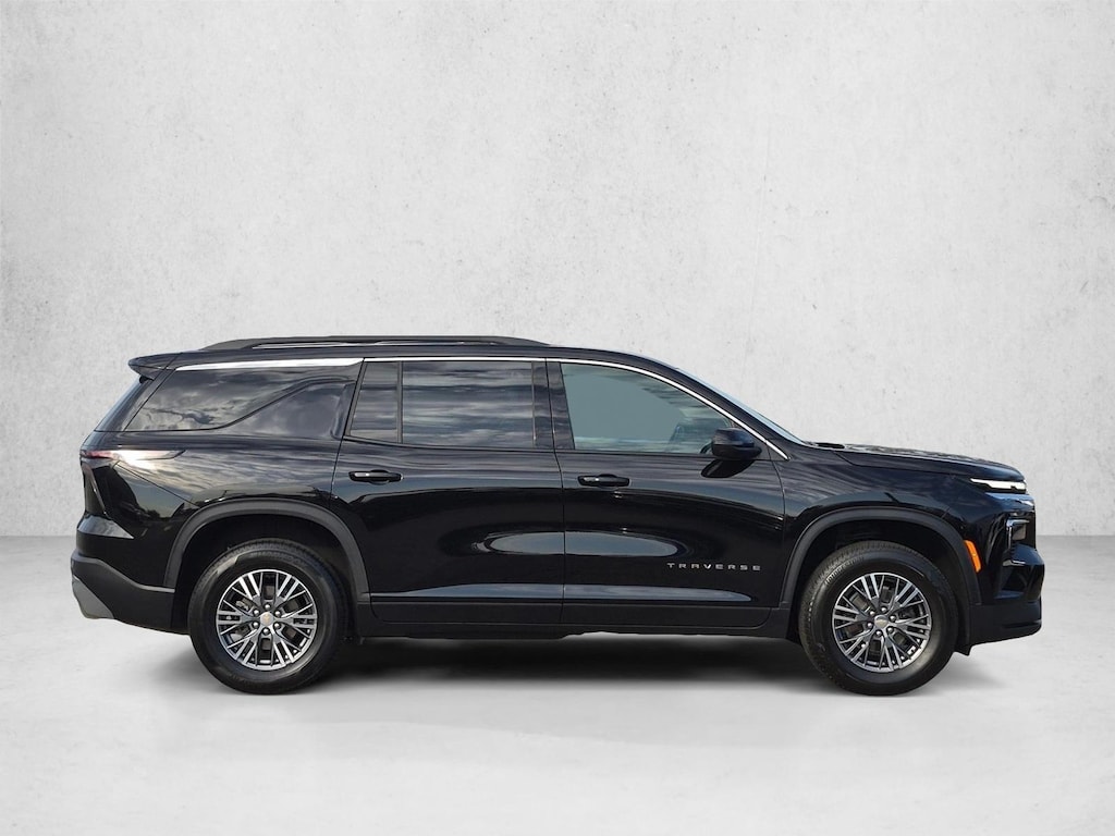 Used 2025 Chevrolet Traverse LT SUV
