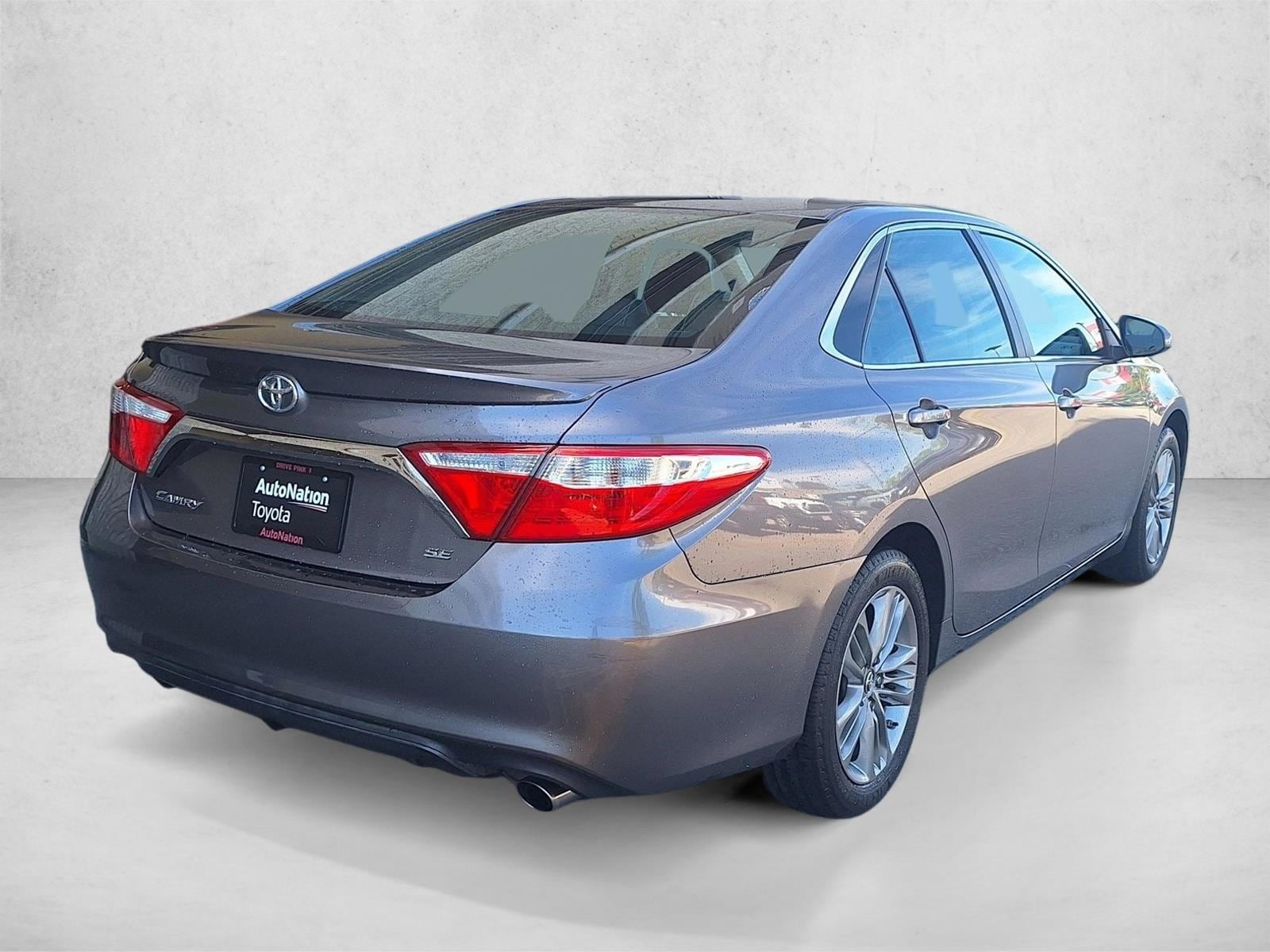 2016 Toyota Camry SE photo 5