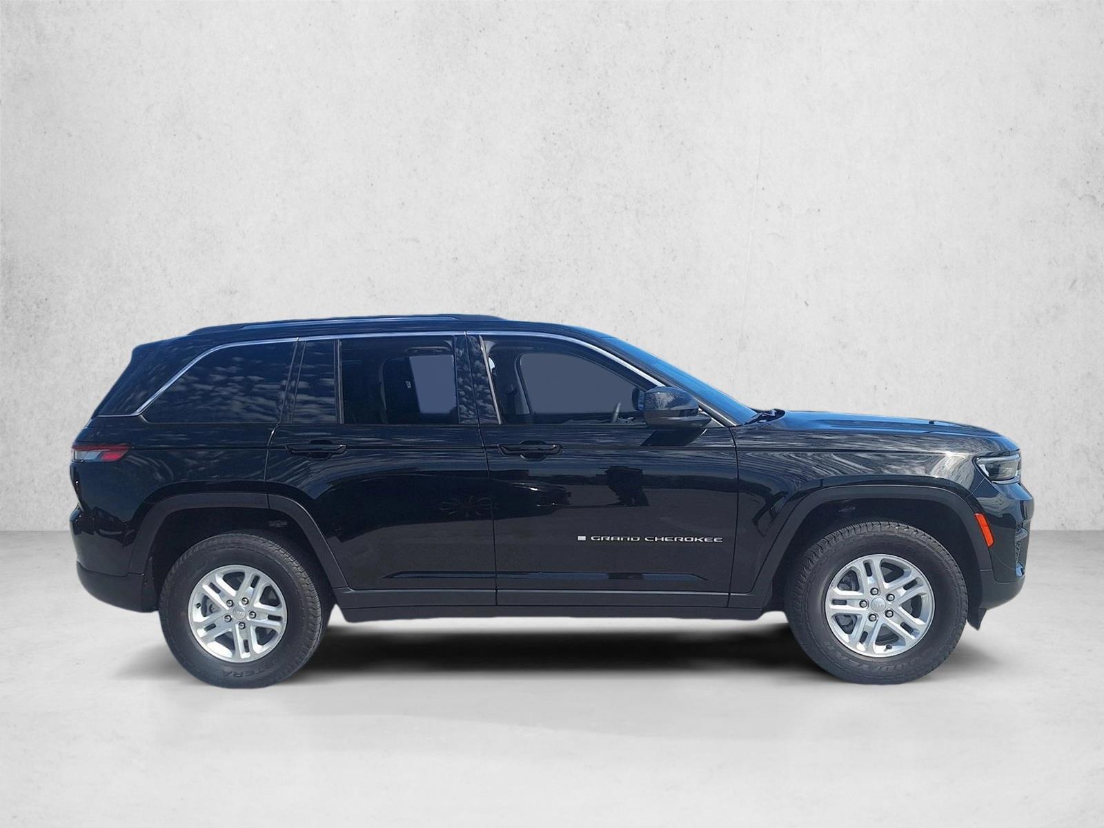 2023 Jeep Grand Cherokee Laredo photo 4