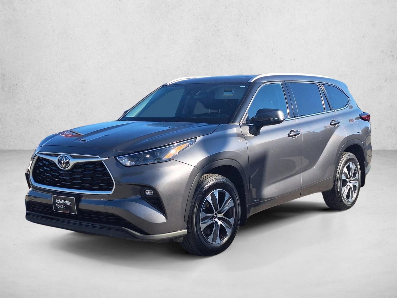 2022 Toyota Highlander Hybrid XLE photo 2