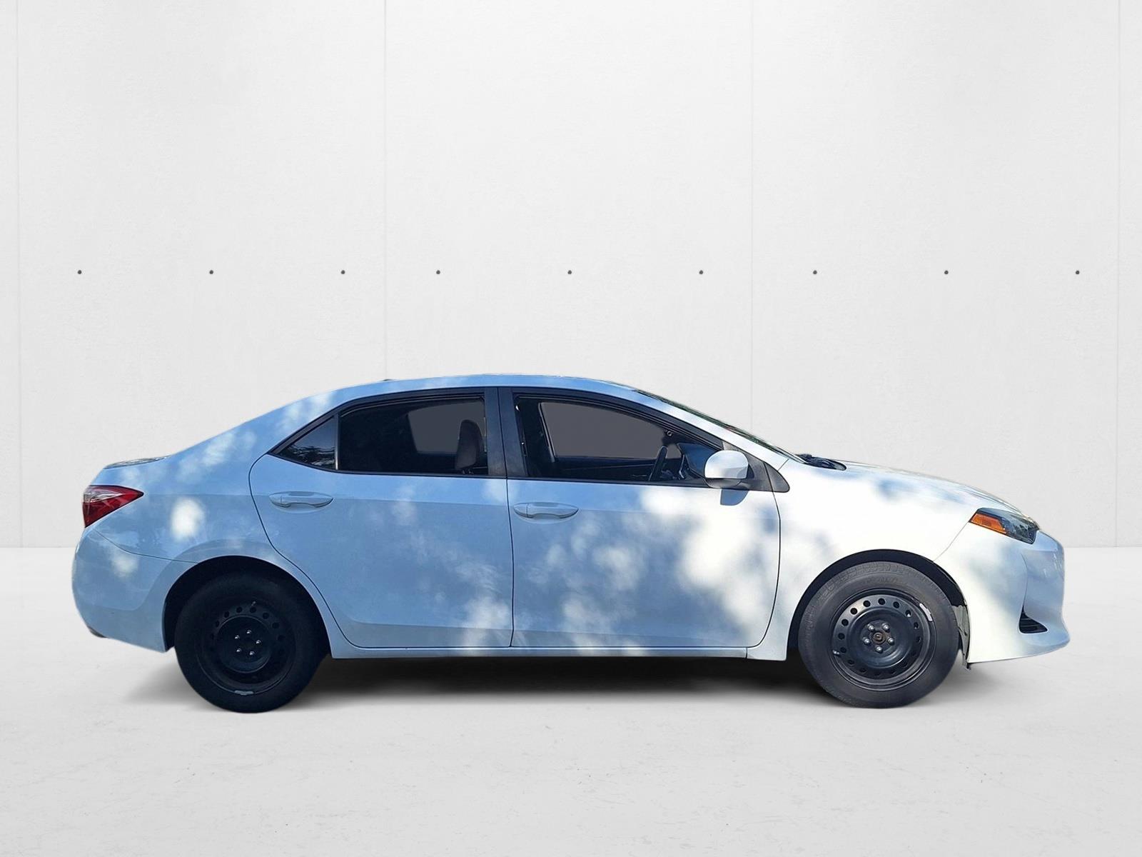 2017 Toyota Corolla LE photo 3