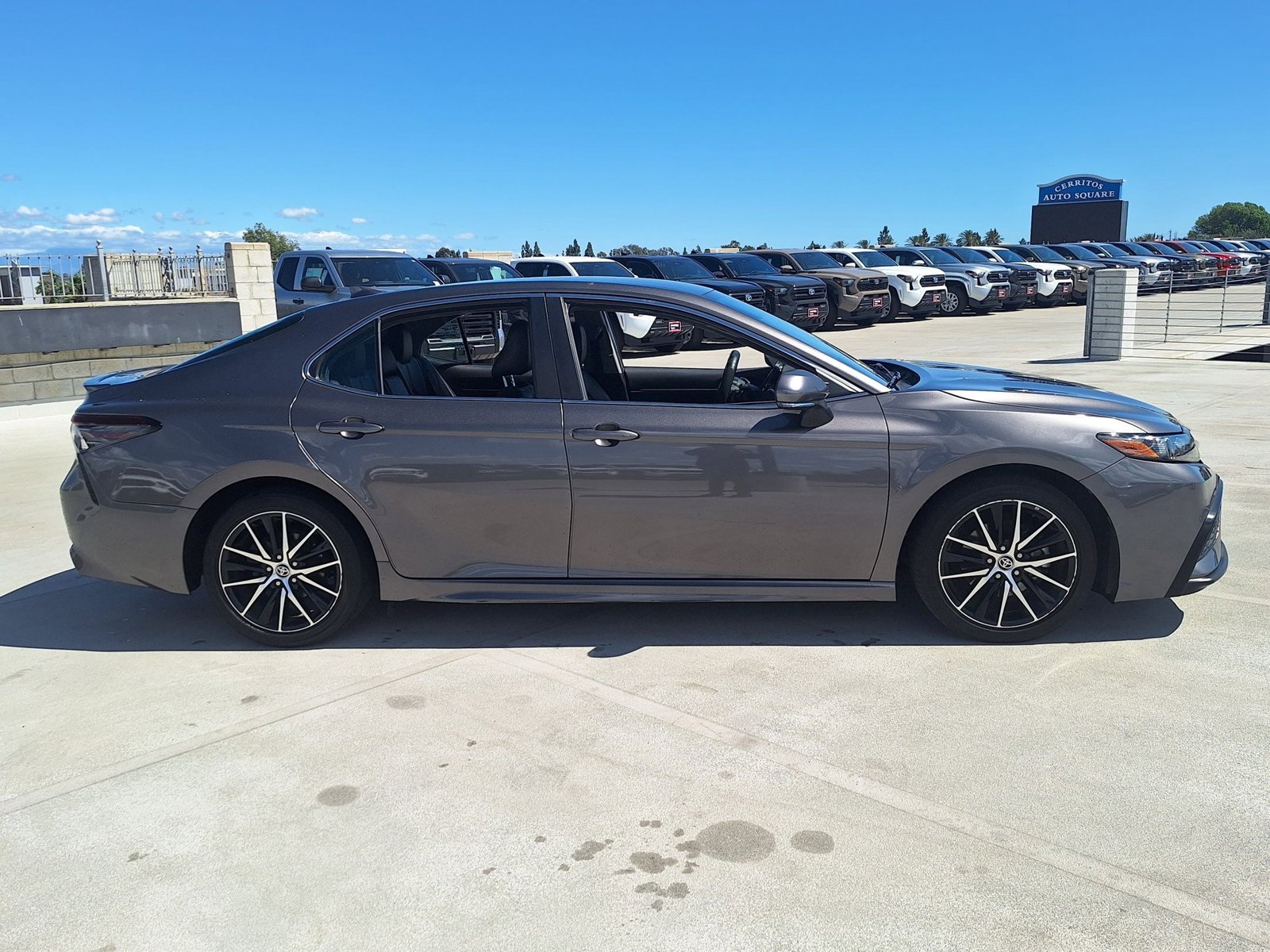 2022 Toyota Camry SE photo 4