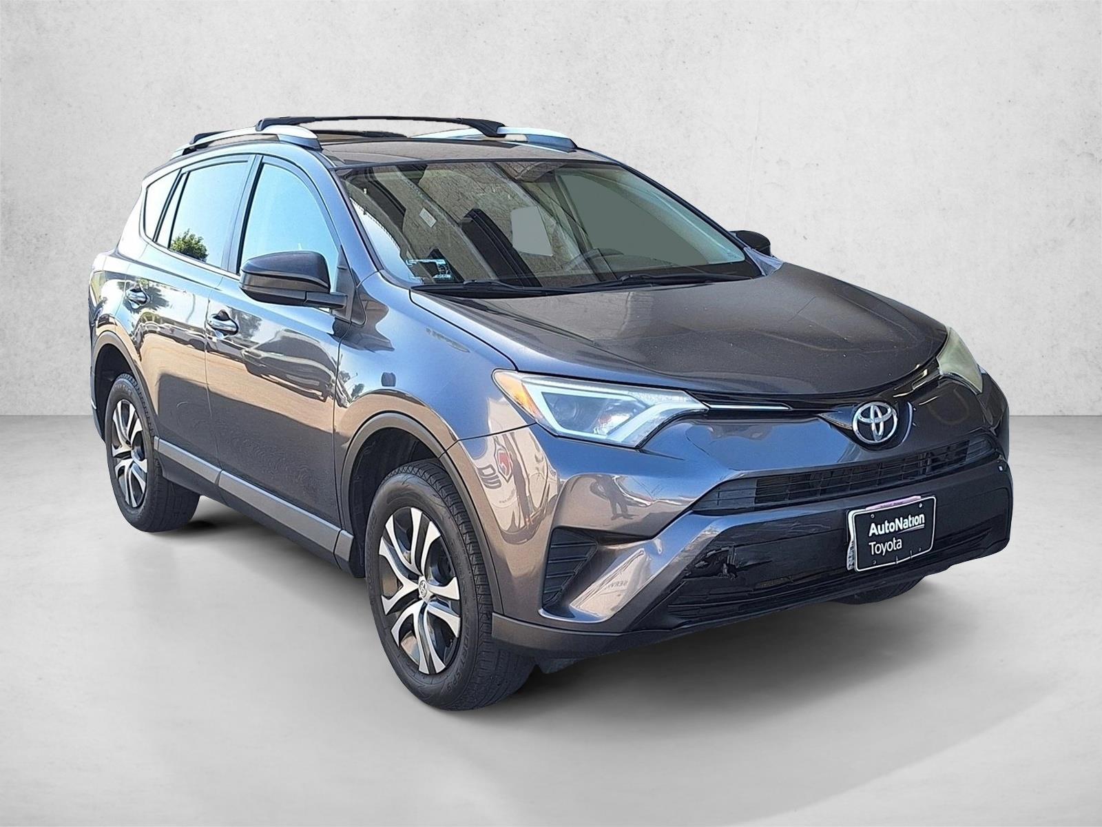 2016 Toyota RAV4 LE photo 3