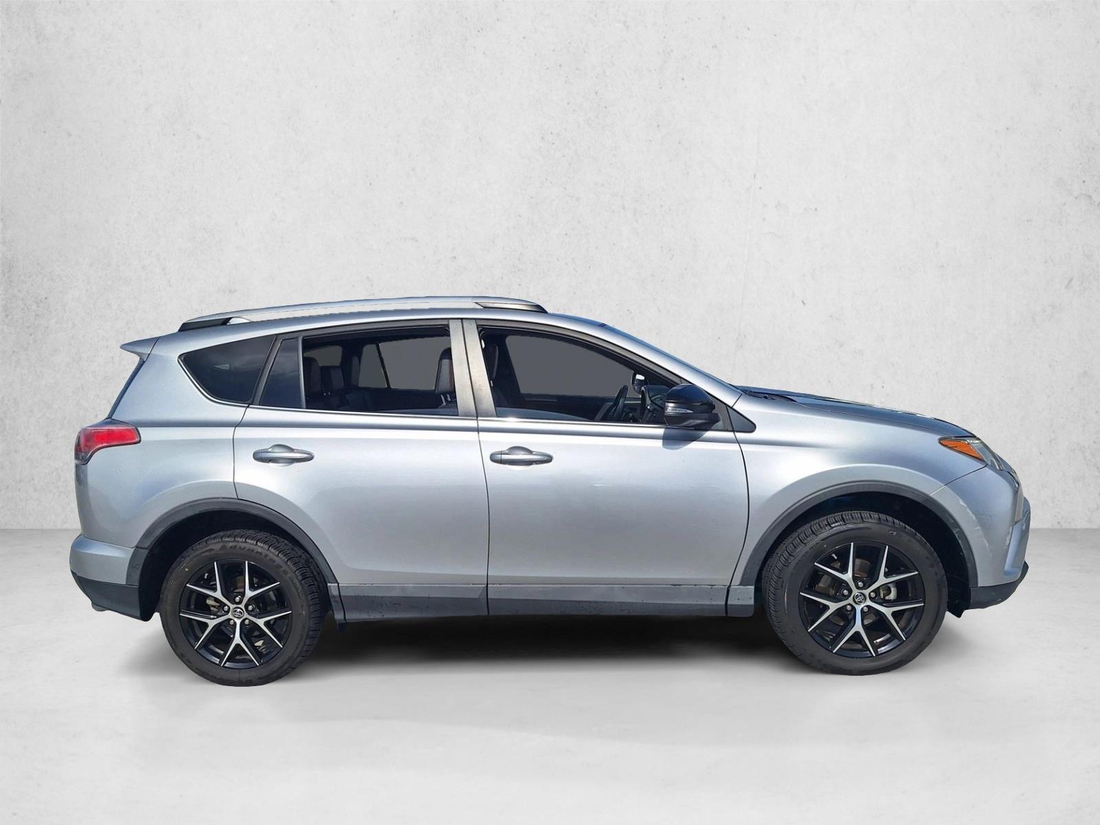 2016 Toyota RAV4 SE photo 4