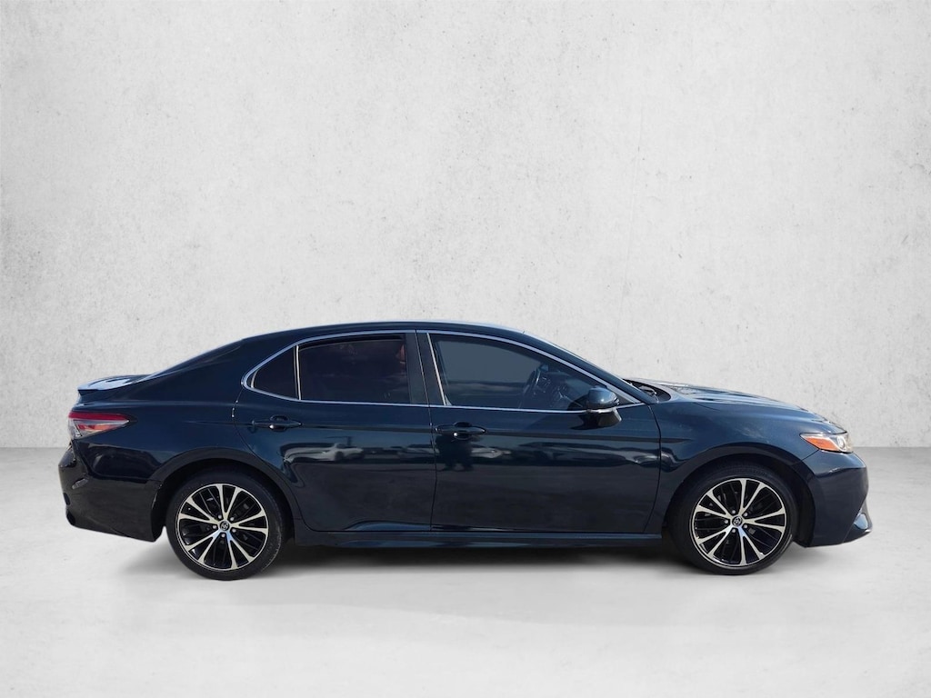 Used 2018 Toyota Camry SE Sedan