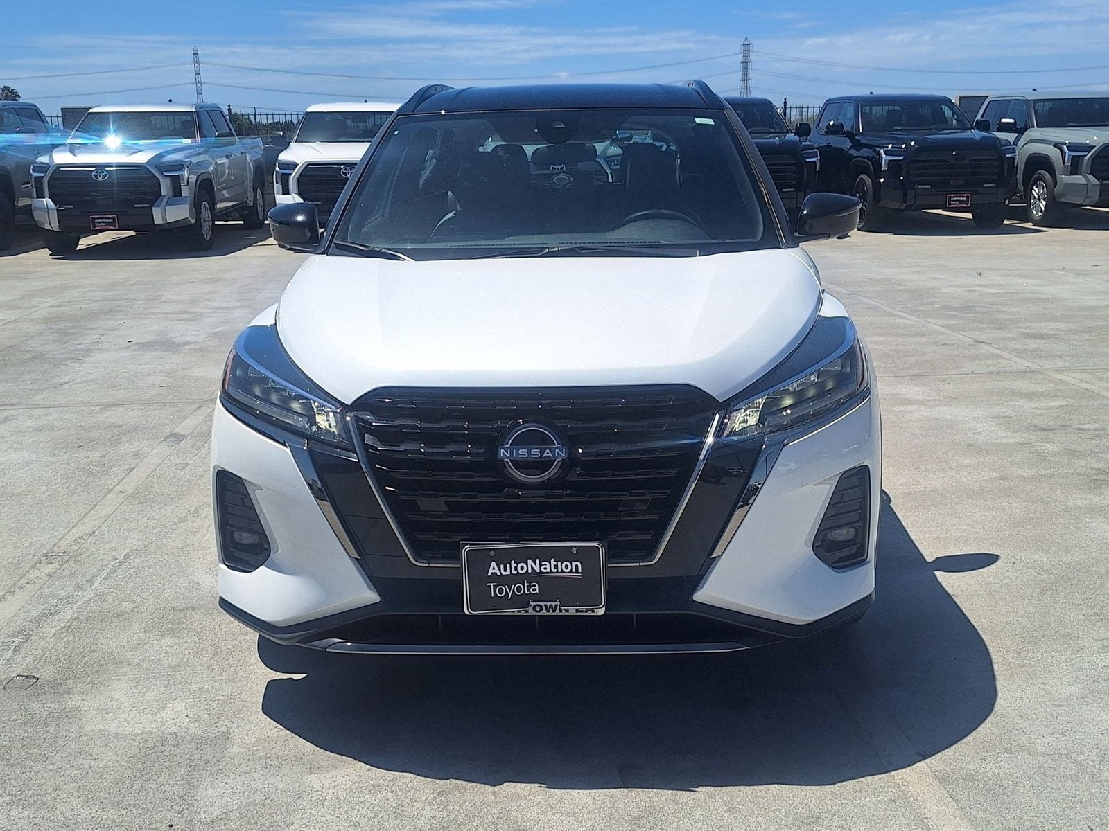 2023 Nissan Kicks SR photo 2