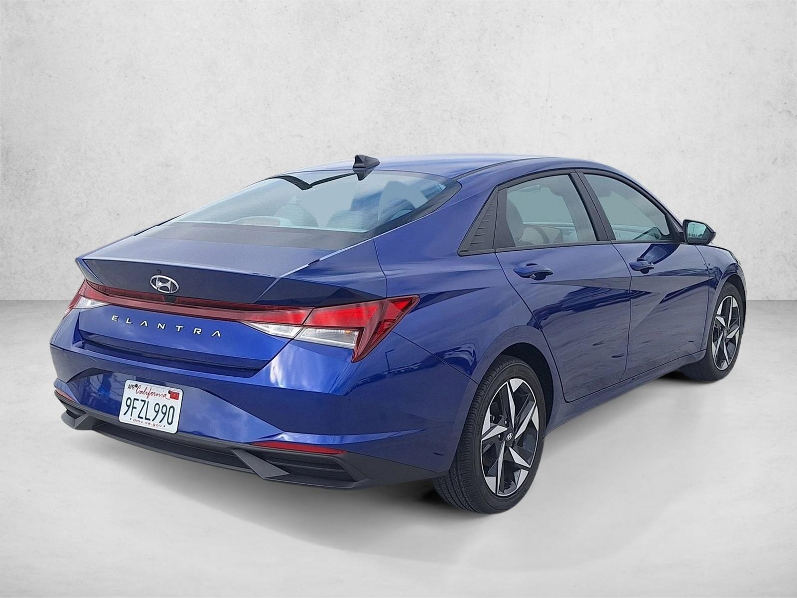 2023 Hyundai Elantra SEL photo 5