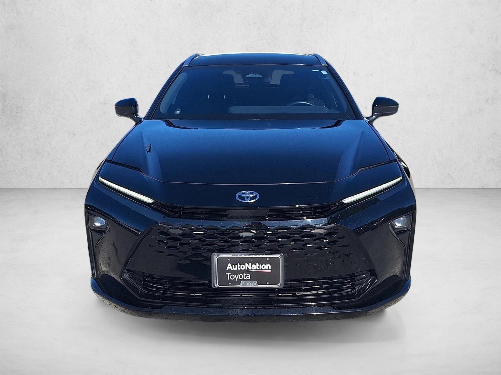 2025 Toyota Crown Signia XLE photo 2