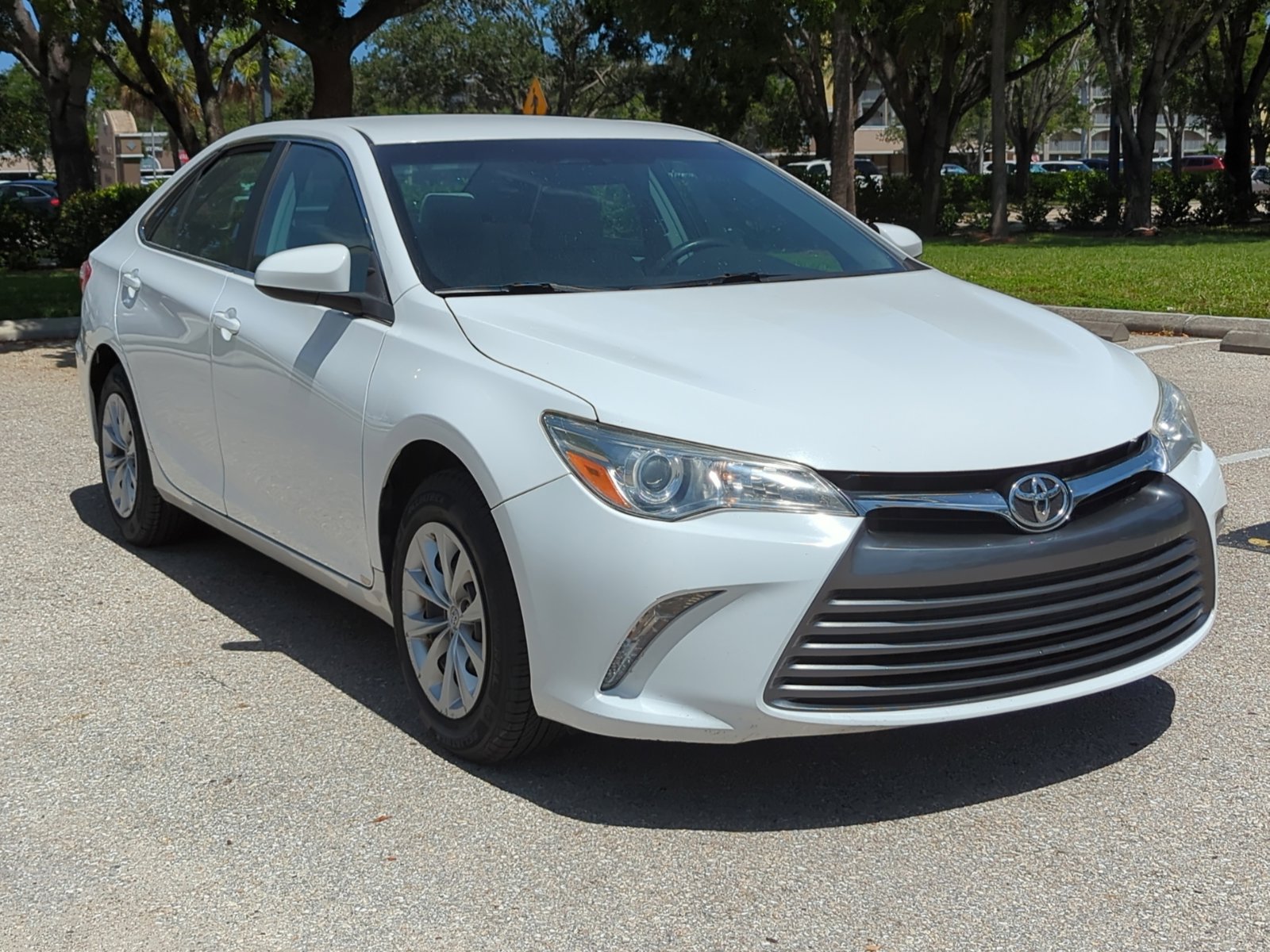 2017 Toyota Camry LE photo 3