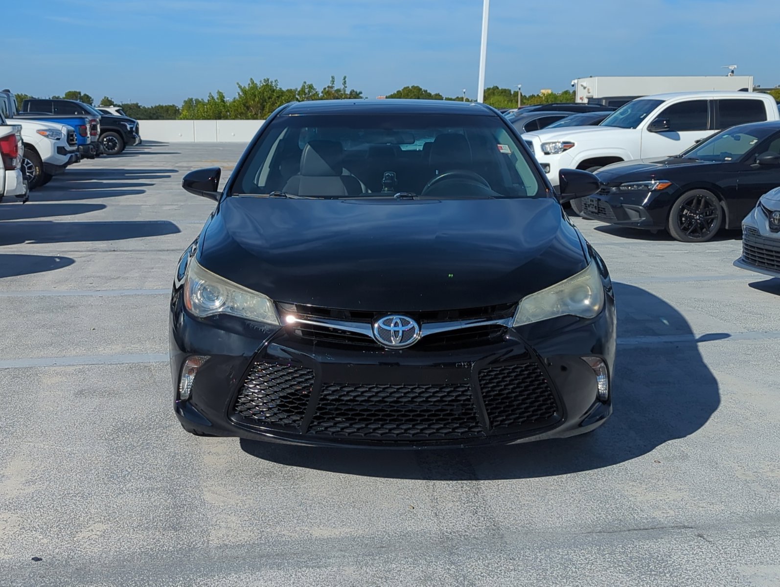2017 Toyota Camry SE photo 2