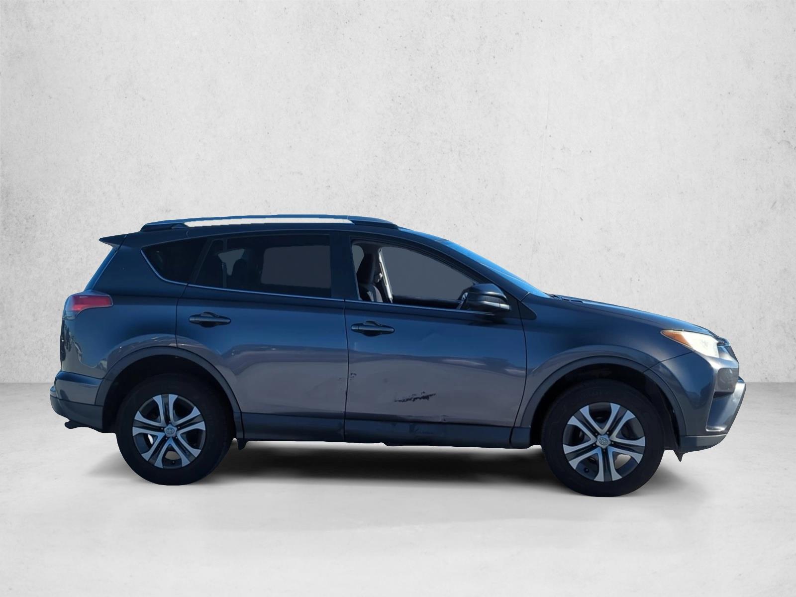 2016 Toyota RAV4 LE photo 4