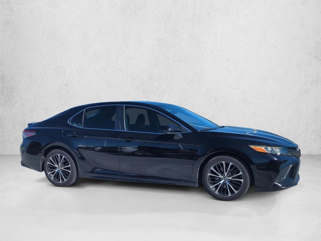 Used 2019 Toyota Camry SE Sedan