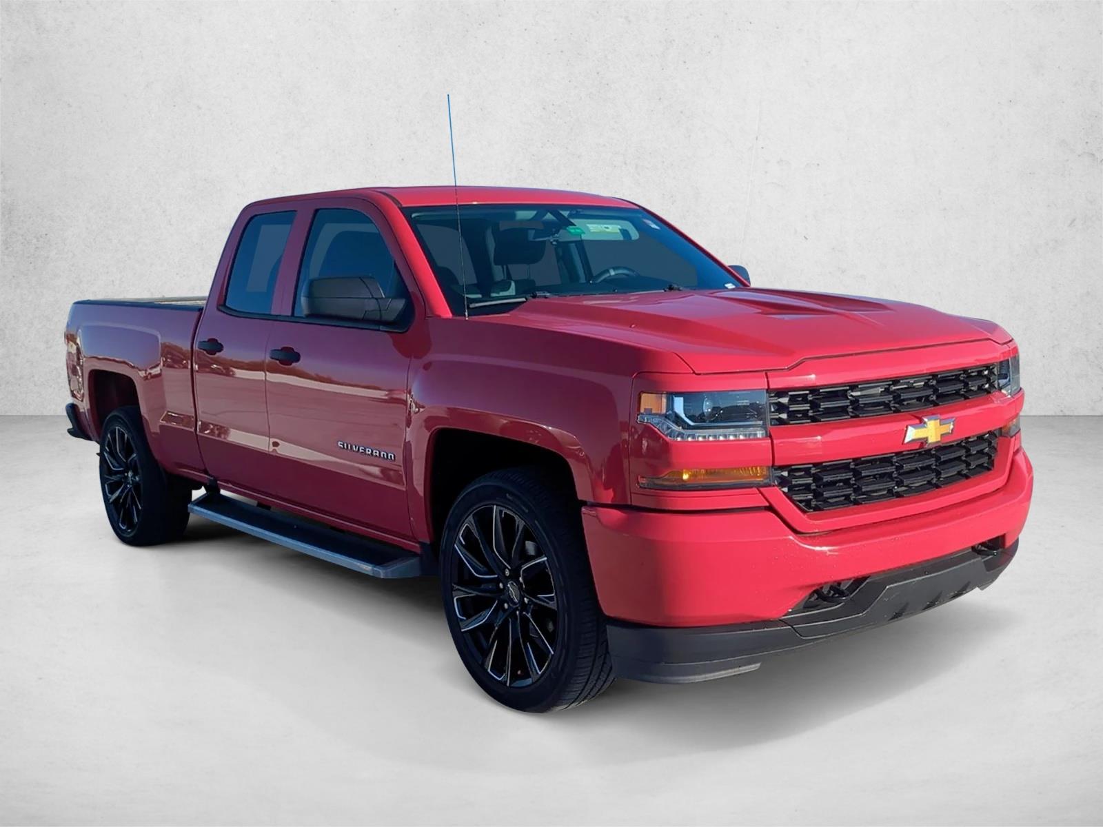 2017 Chevrolet Silverado 1500 Custom photo 3