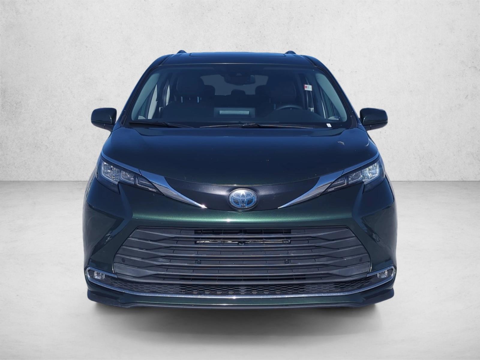 2021 Toyota Sienna XLE photo 2