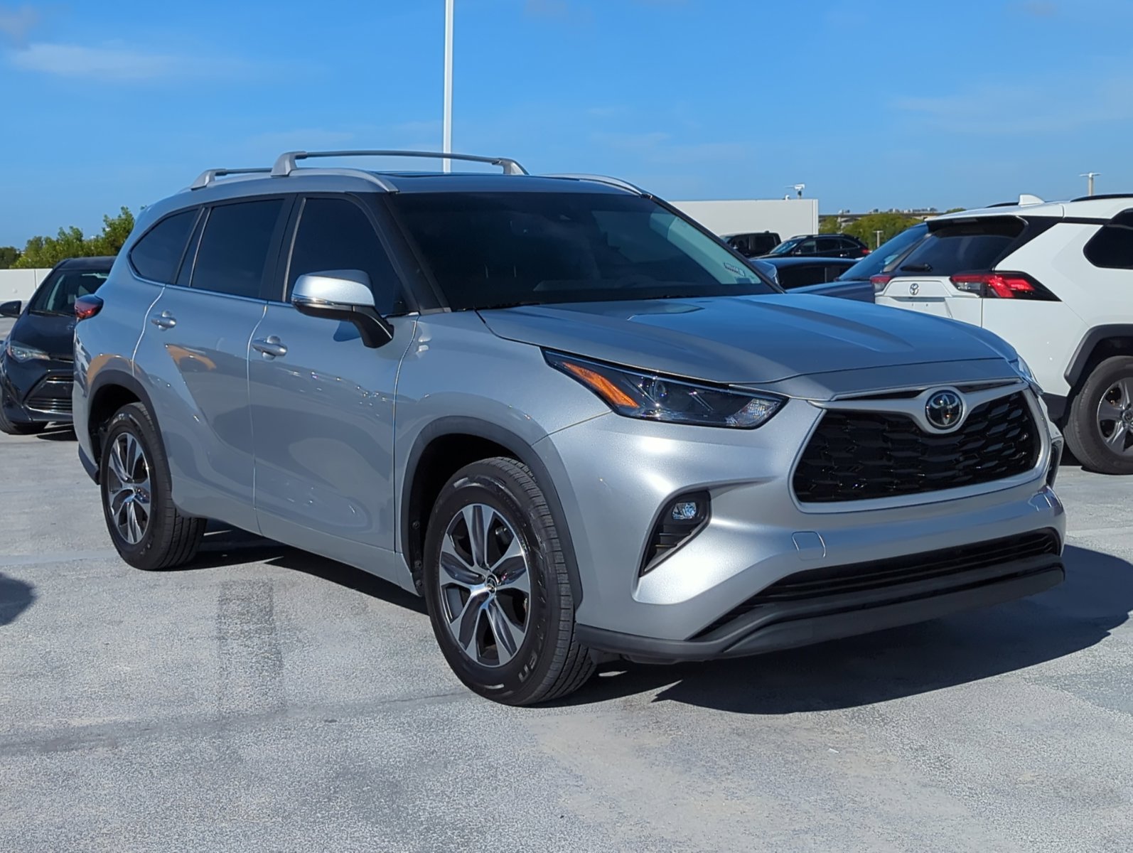 2023 Toyota Highlander XLE photo 2
