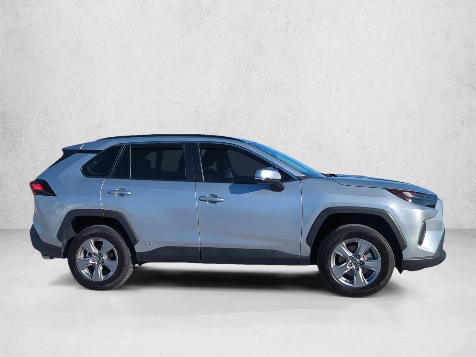 2024 Toyota RAV4 Hybrid XLE photo 3
