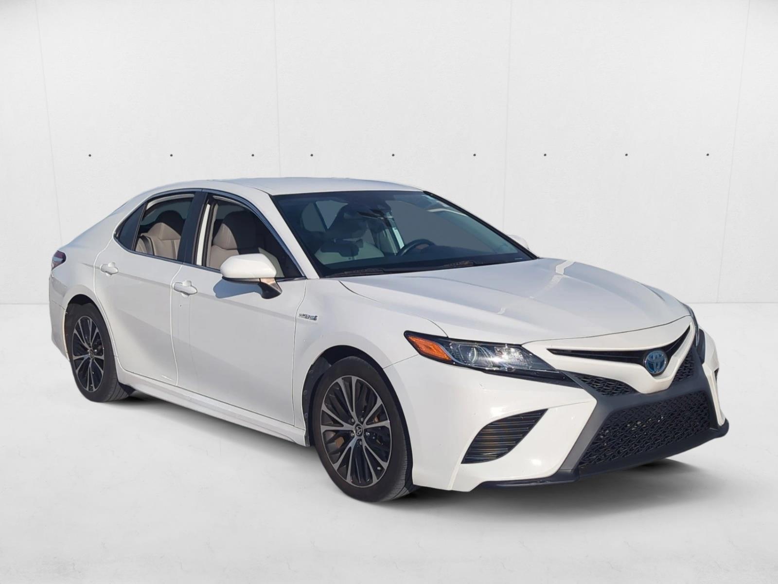 2020 Toyota Camry Hybrid SE photo 2