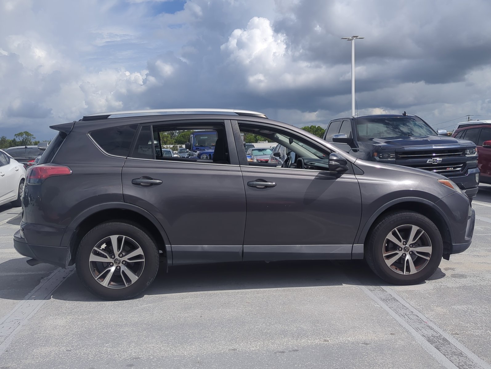 2016 Toyota RAV4 XLE photo 3