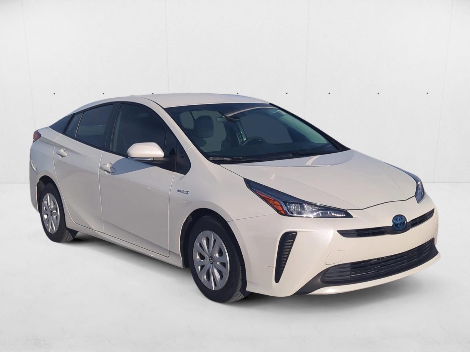 2020 Toyota Prius L photo 2