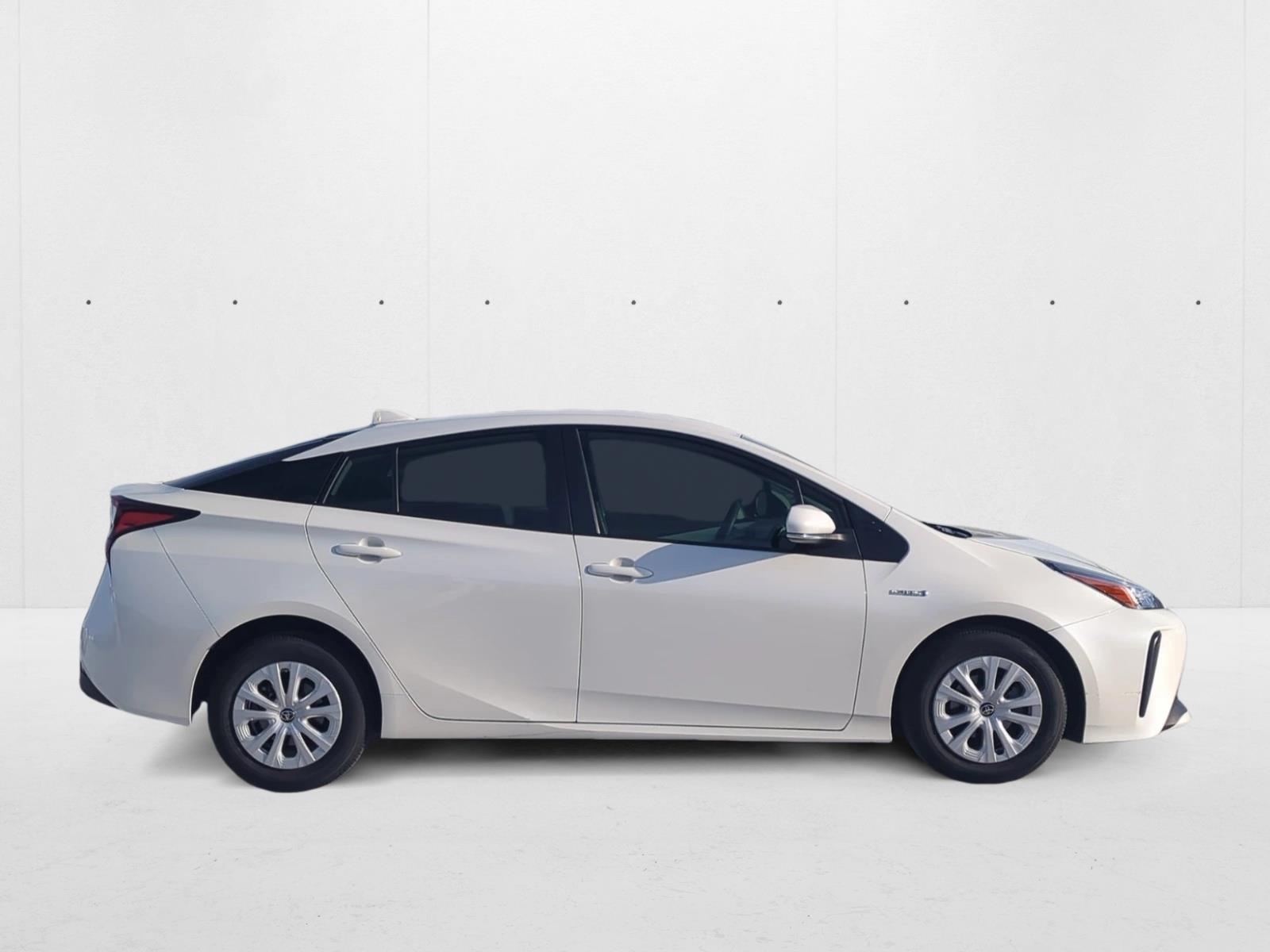 2020 Toyota Prius L photo 3