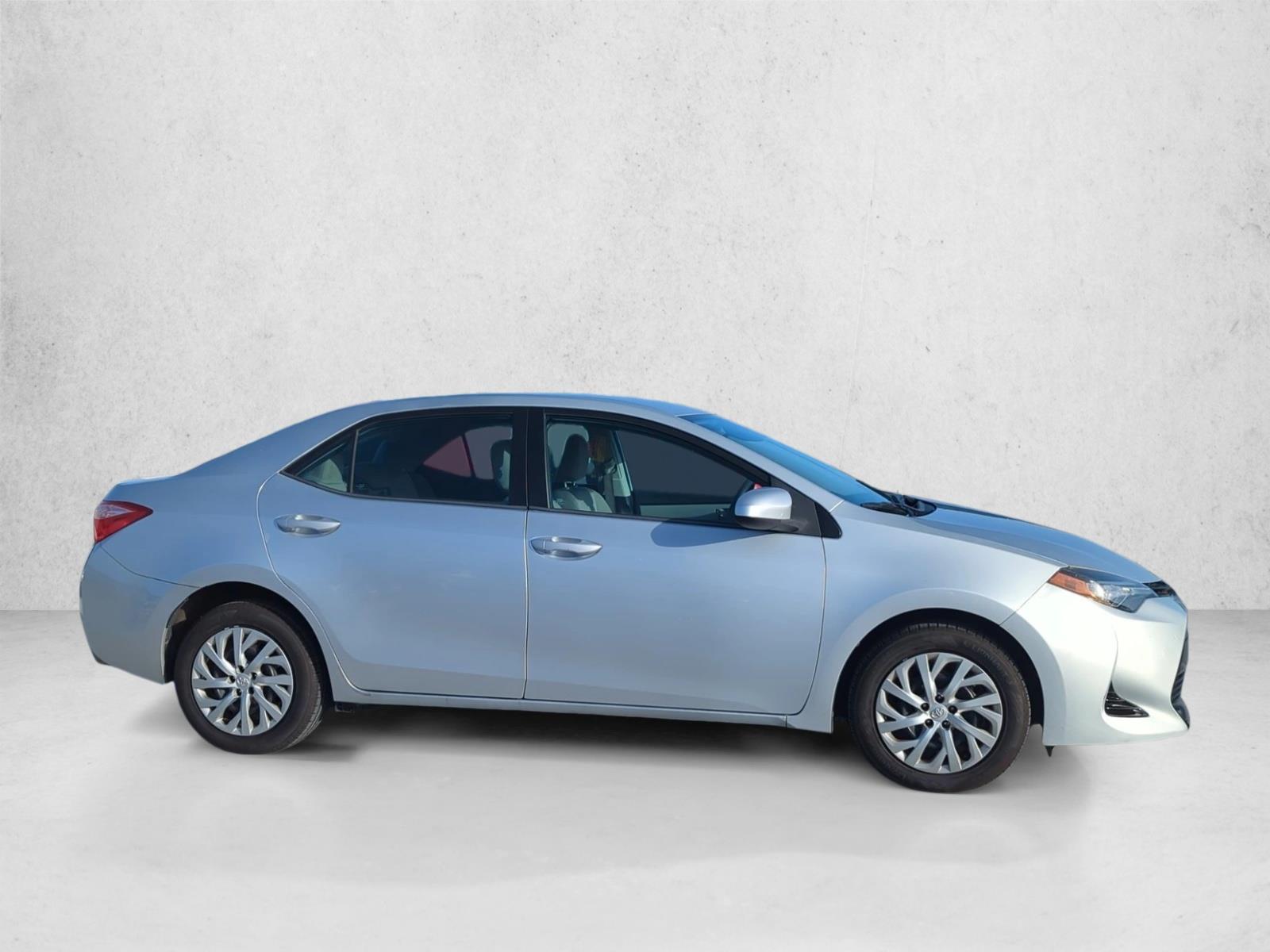 2017 Toyota Corolla LE photo 3