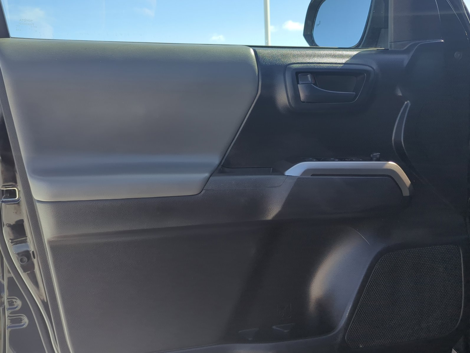 2022 Toyota Tacoma 4x4 SR5 Double Cab V6 photo 3