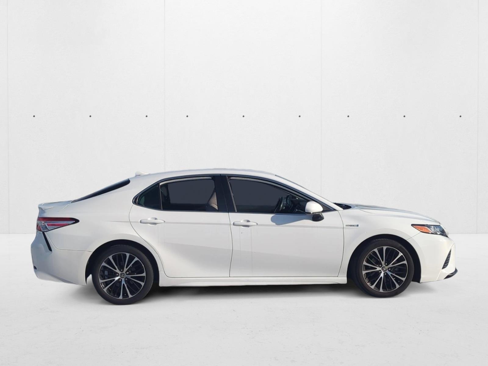 2020 Toyota Camry Hybrid SE photo 3