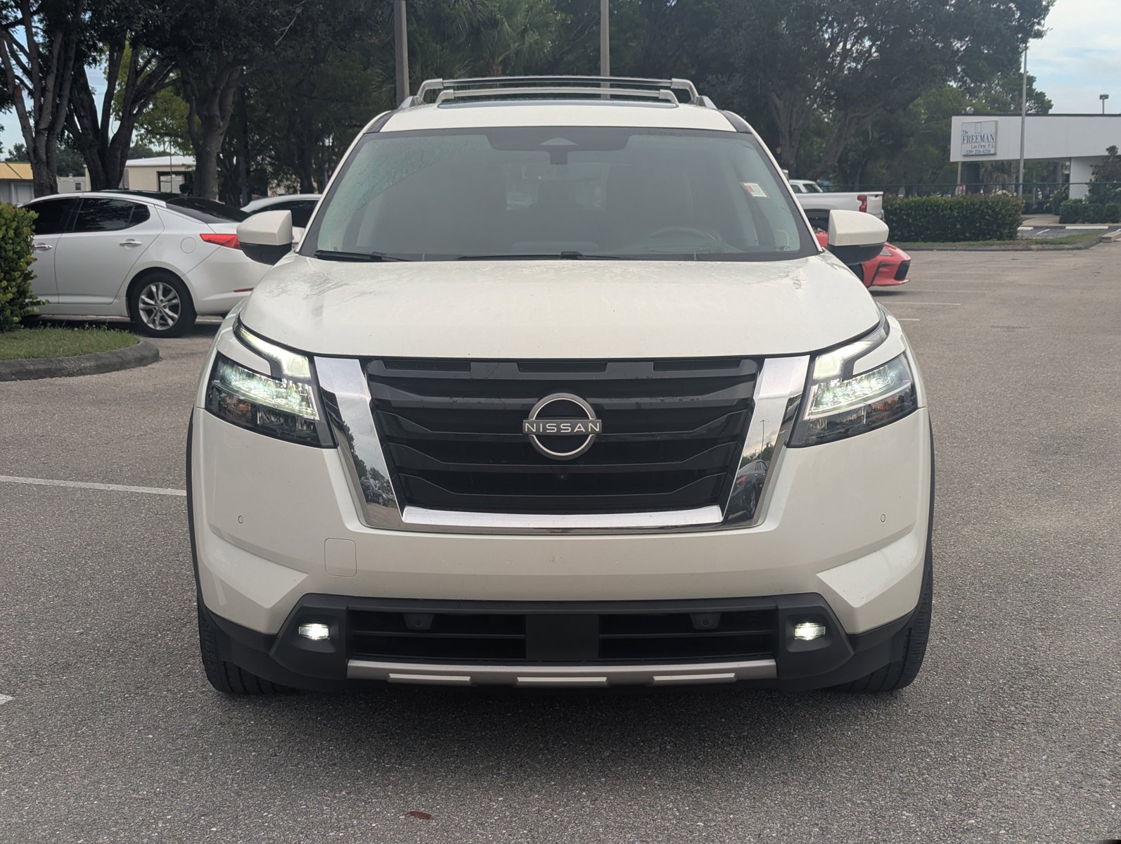 2023 Nissan Pathfinder Platinum photo 2
