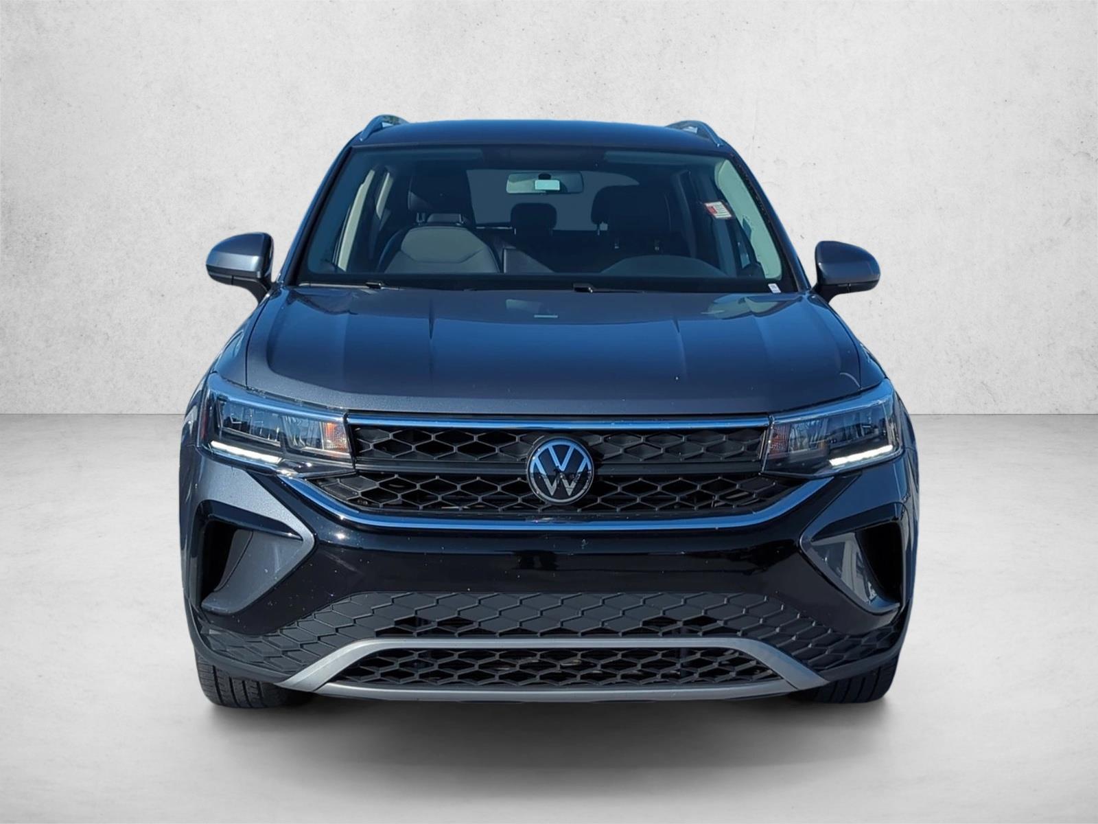 2022 Volkswagen Taos SE photo 2