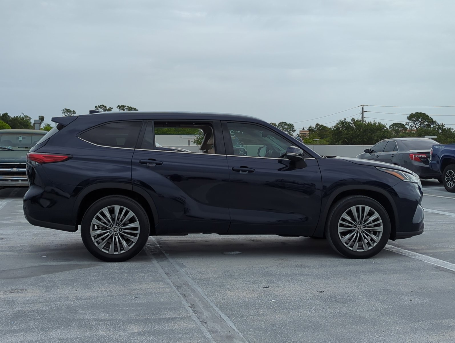 2021 Toyota Highlander Platinum photo 4