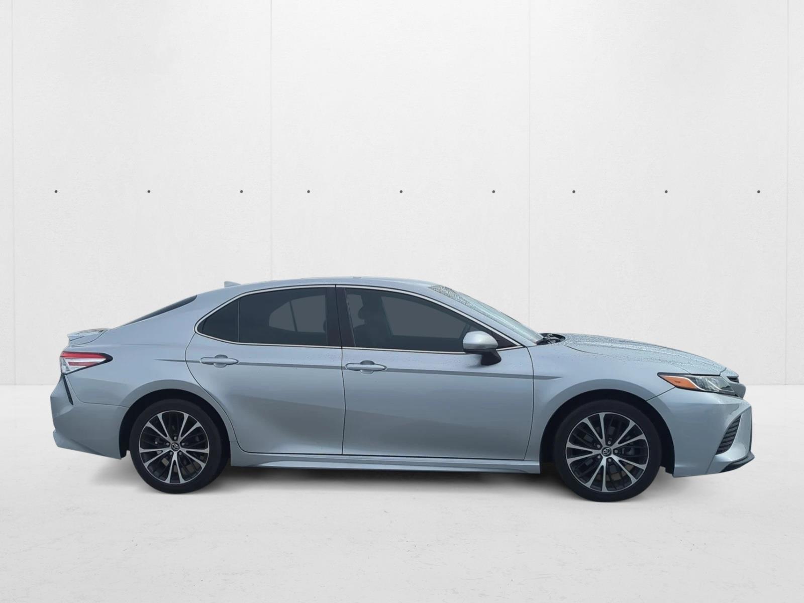 2020 Toyota Camry SE photo 4