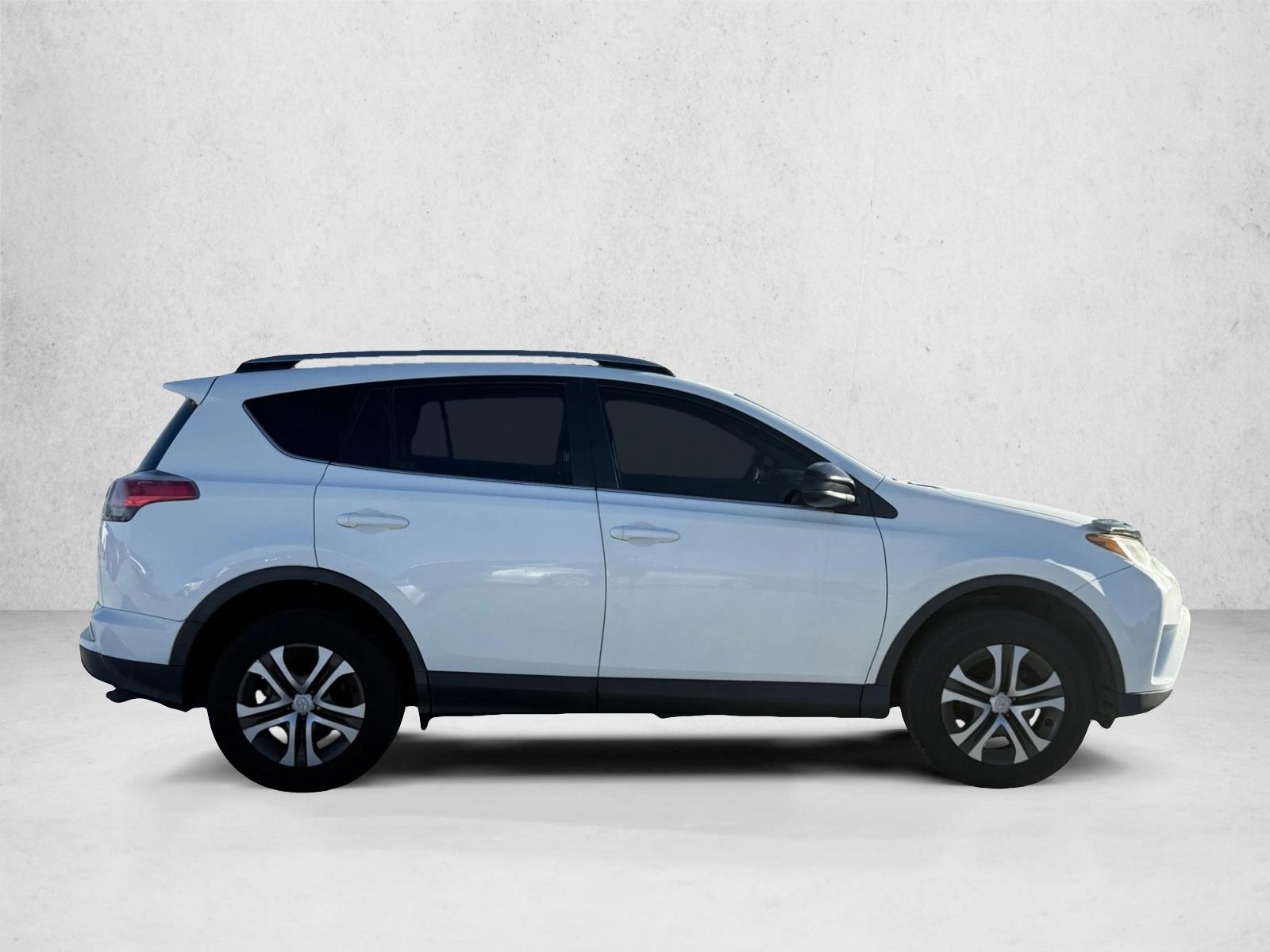 2017 Toyota RAV4 LE photo 4