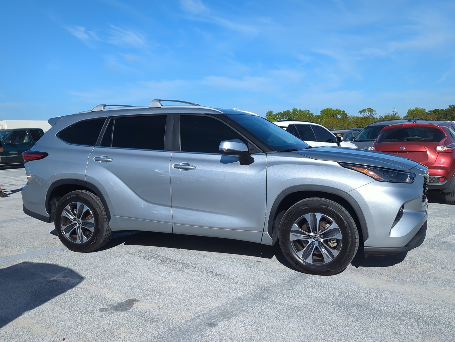 2023 Toyota Highlander XLE photo 3