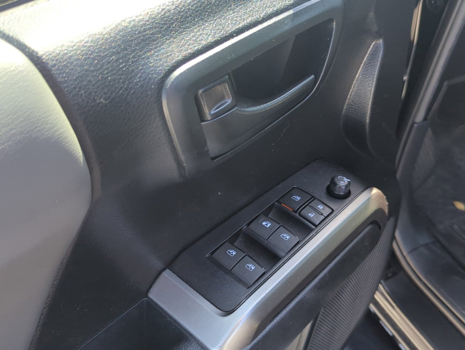 2022 Toyota Tacoma 4x4 SR5 Double Cab V6 photo 4