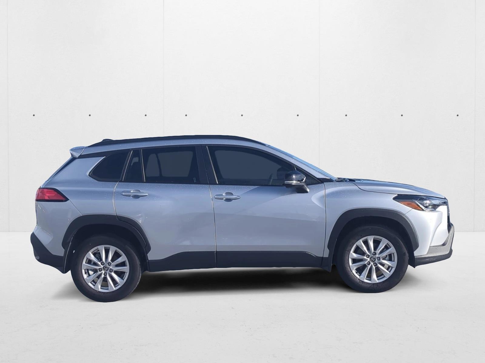 2025 Toyota Corolla Cross LE photo 4